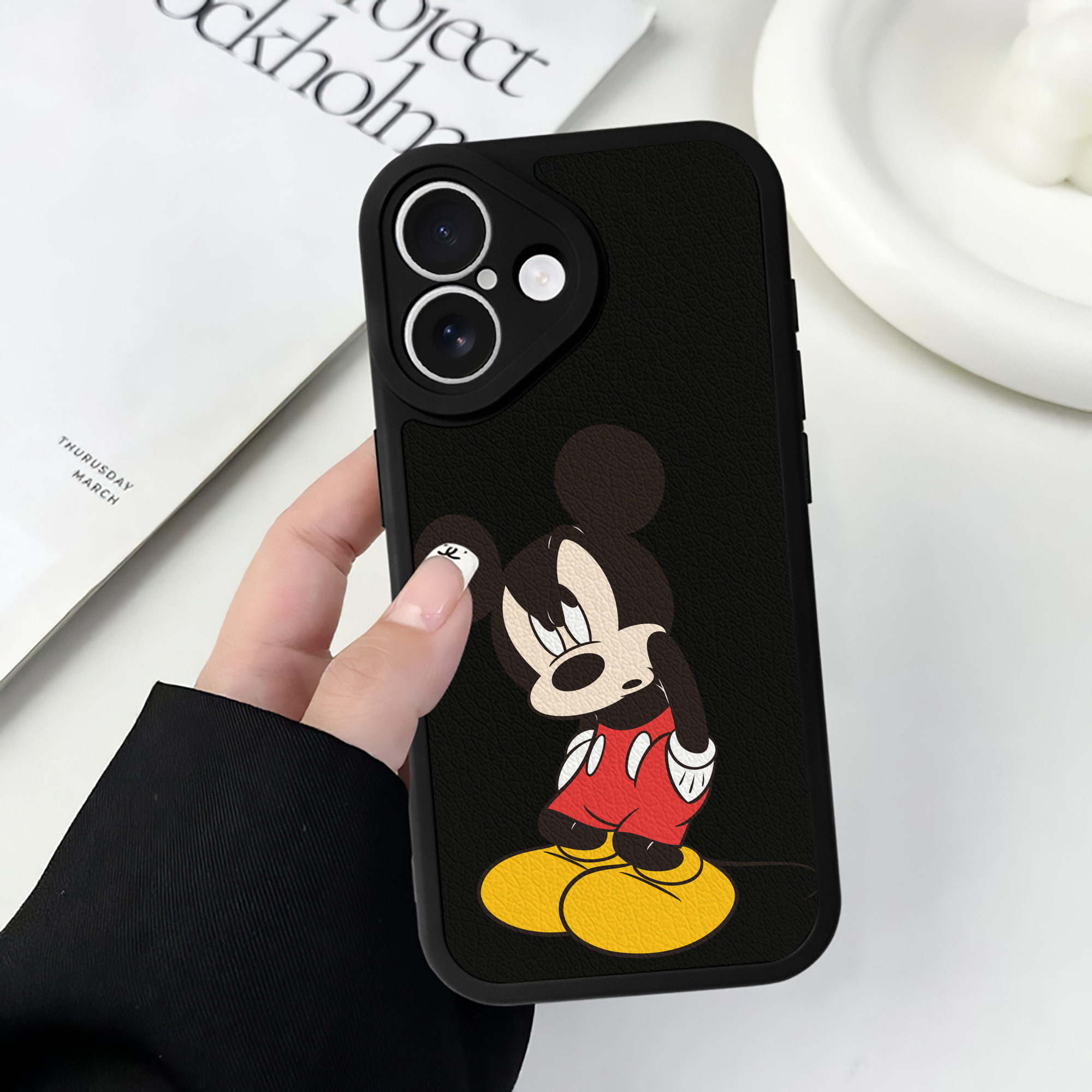 （画像用） ミッキーマウス Mickey Mouse 【iPhone 16シリーズ対応】シリコンスマホケース（レザー調） 材質：シリコン